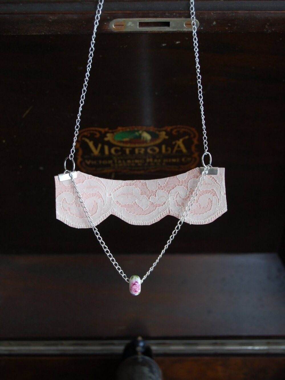 Romantic white lace on leather necklace - Boho chic ivory leaf lace - Picture 2 of 5